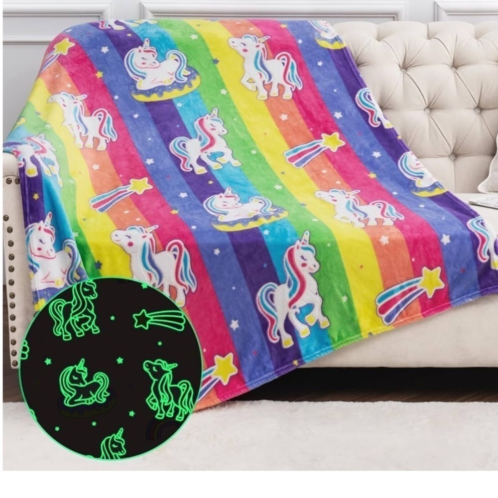 NWT Unicorn Glow-in-the-Dark Blanket - Multicolor   🦄